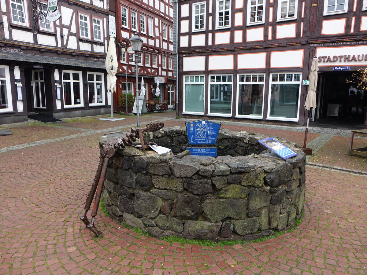 Grnberg, Brunnen mit Brunnengucker am Marktplatz (31.10.2021)