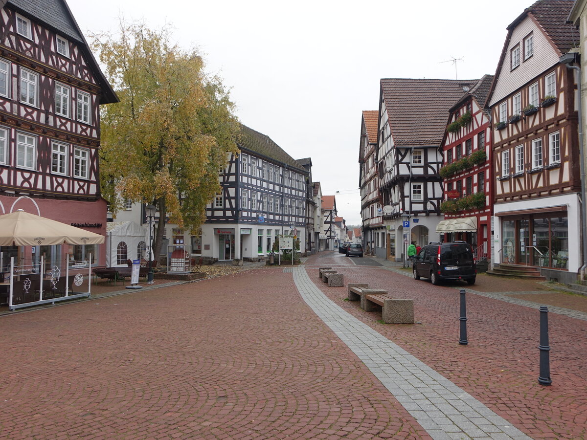 Grnberg, historische Fachwerkhuser am Marktplatz (31.10.2021)