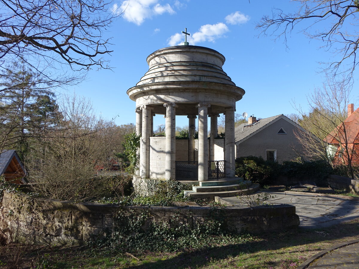 Gr�nheide, Grabmal der Familie Teich, erbaut 1919, Rundtempel aus Th�ringer Travertin (07.04.2026)