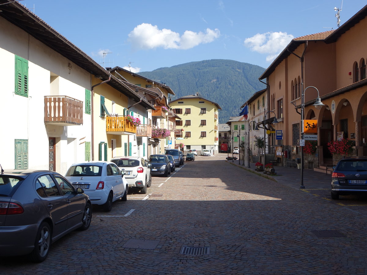 Grumes im Valle di Cembra, Gebude an der Piazza Municipio (16.09.2019)