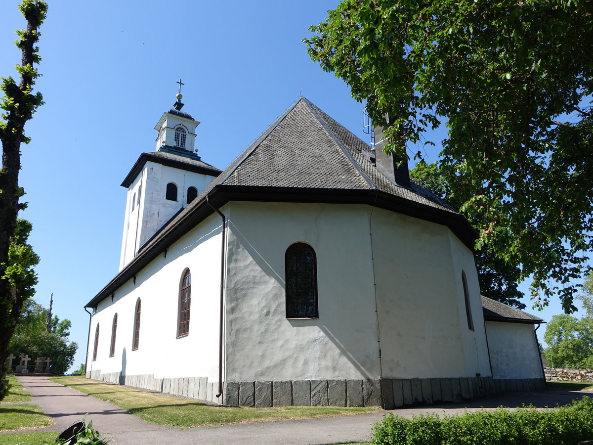Grums, Ev. Kirche, die heutige Steinkirche besteht aus einem rechteckigen Langhaus von 1714 mit dreiseitig geschlossenem Chor im Osten, Kirchturm von 1739 (30.05.2018)