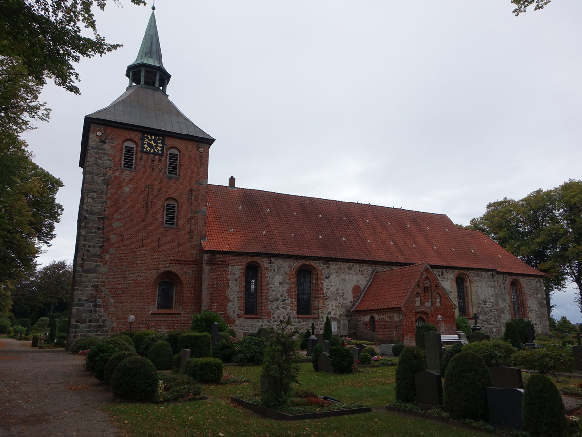 Grundhof, sptromanische Ev. St. Marien Kirche, Feldsteinkirche, erbaut im 12. Jahrhundert (25.09.2020)