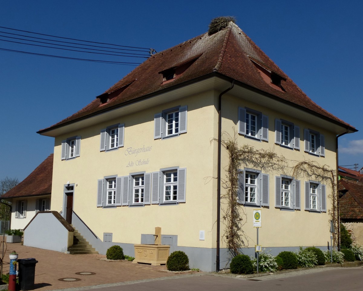 Grunern im Markgrflerland, das Brgerhaus  Alte Schule , das ehemalige Schulhaus wurde 1784-86 erbaut, April 2013