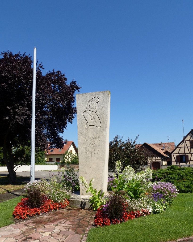 Grussenheim, das Denkmal fr die Gefallenen der beiden Weltkriege, Aug.2013