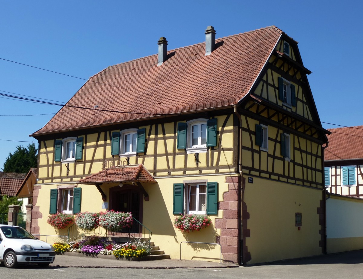 Grussenheim, das Rathaus der ca.800 Einwohner zhlenden Gemeinde, erste urkundliche Erwhnung von 737, Aug.2013