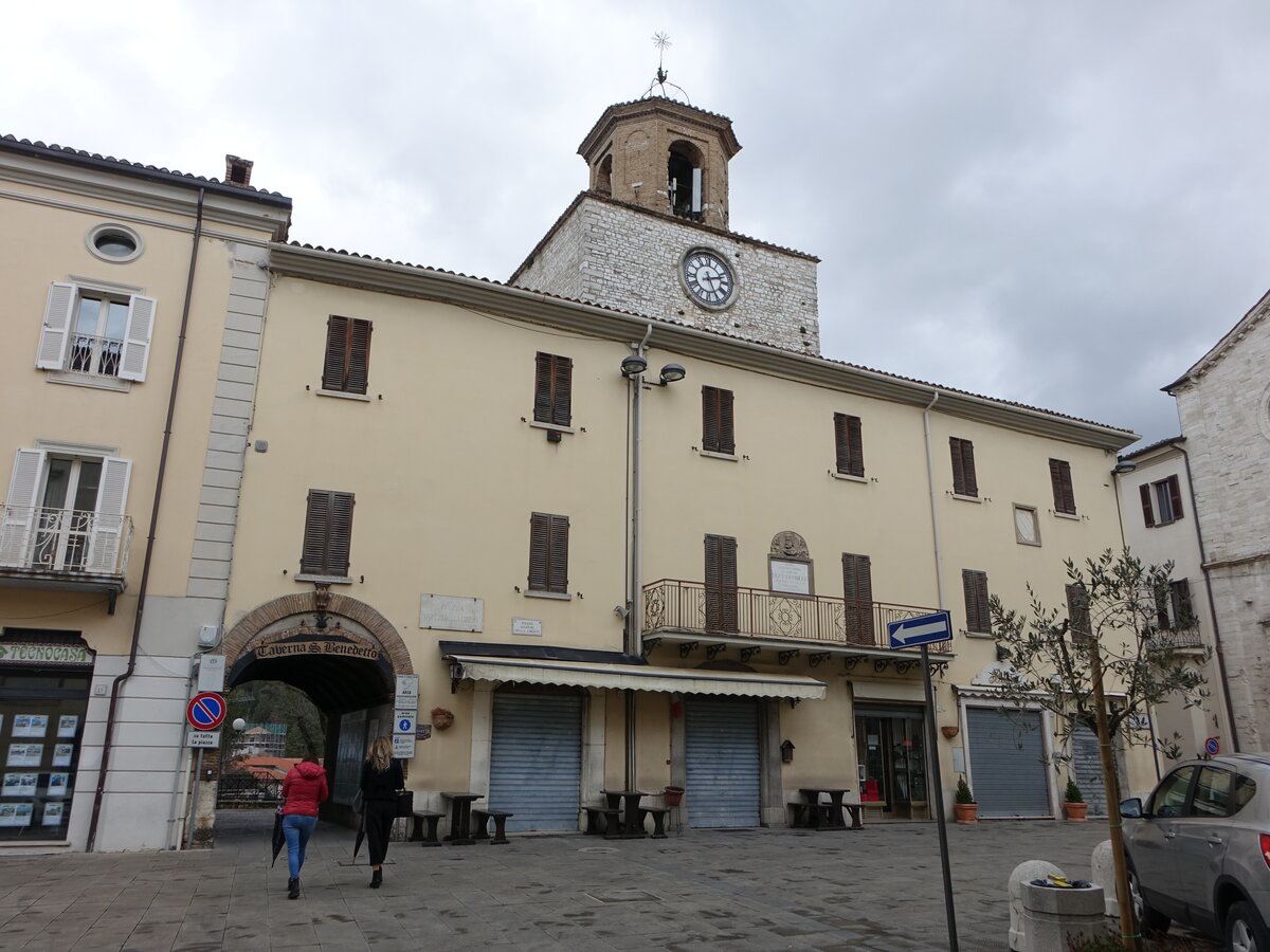 Gualdo Tadino, Palazzo Comunale, erbaut im 18. Jahrhundert (01.04.2022)