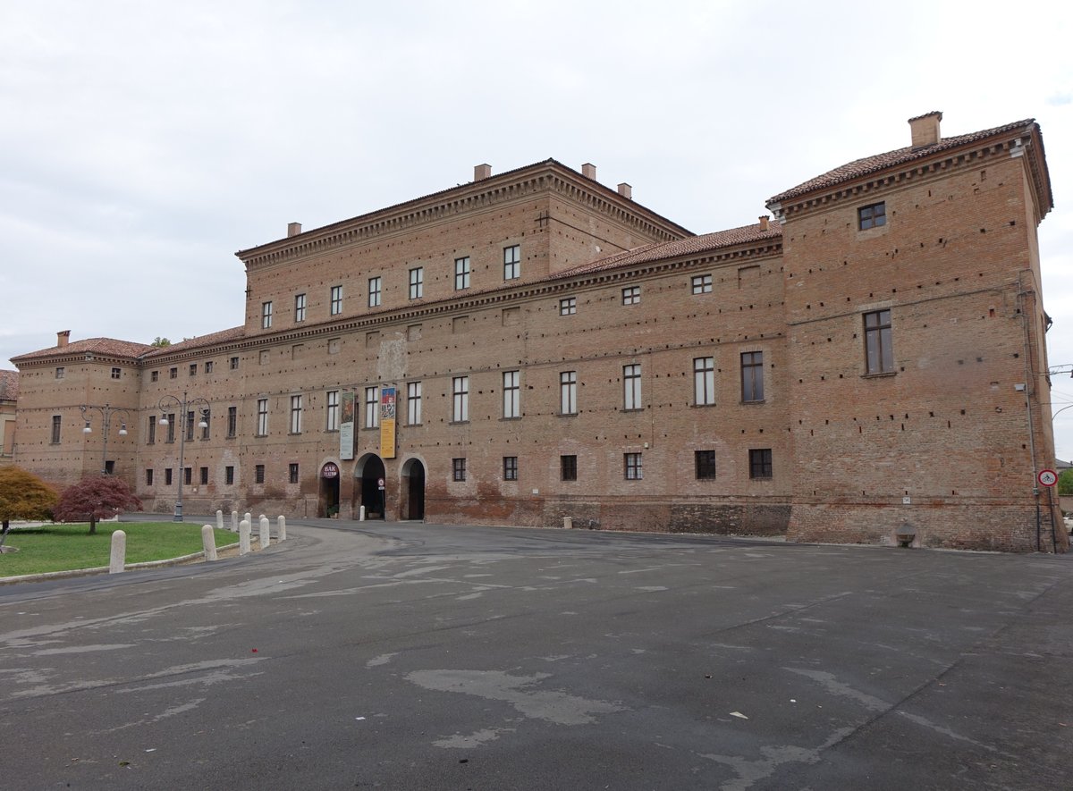 Gualtieri, Palazzo Bentivoglio an der Piazza IV Novembre (10.10.2016)