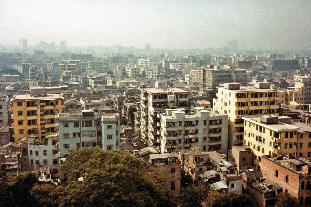 Guangzhou (Kanton) von der Blumen-Pagode aus gesehen. Von oben bietet sich ein groartigen Ausblick ber die Stadt. Fotografiert am 10. November 1984