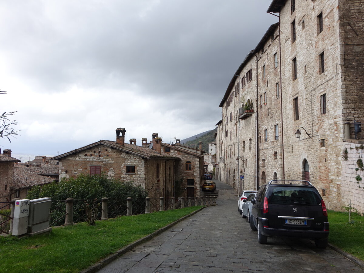 Gubbio, Häuser in der Via Baldasini (01.04.2022)