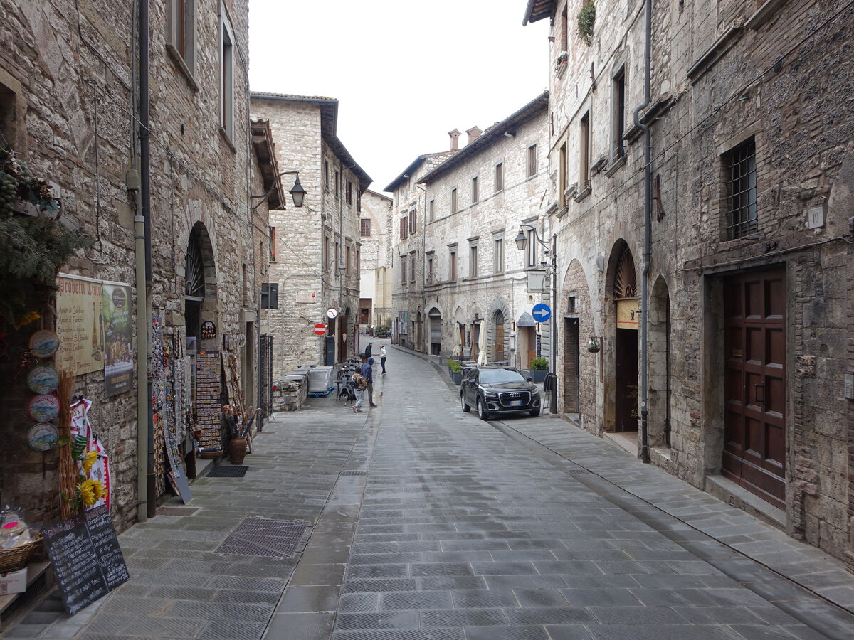 Gubbio, historische Gebude in der Via dei Consoli (01.04.2022)