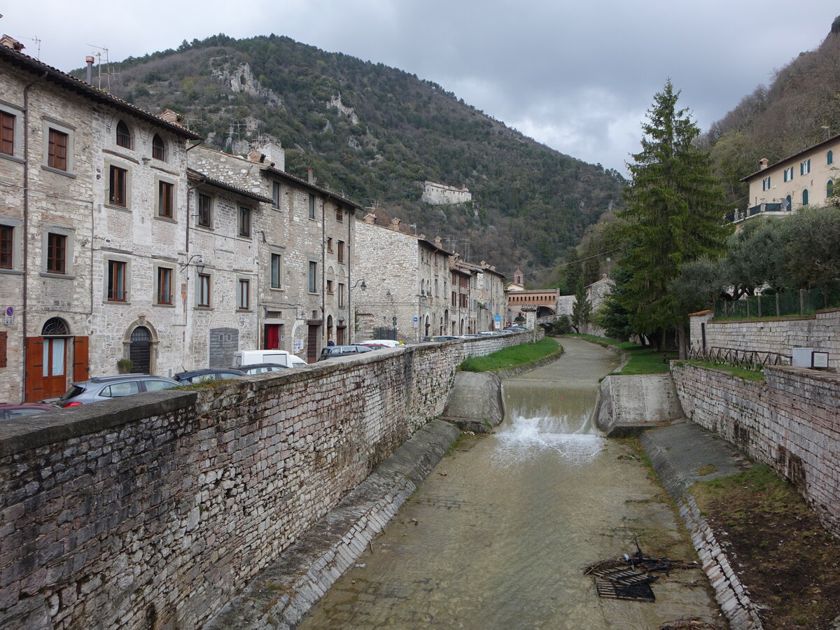 Gubbio, Kanal und Häuser entlang der Via del Camignano (01.04.2022)