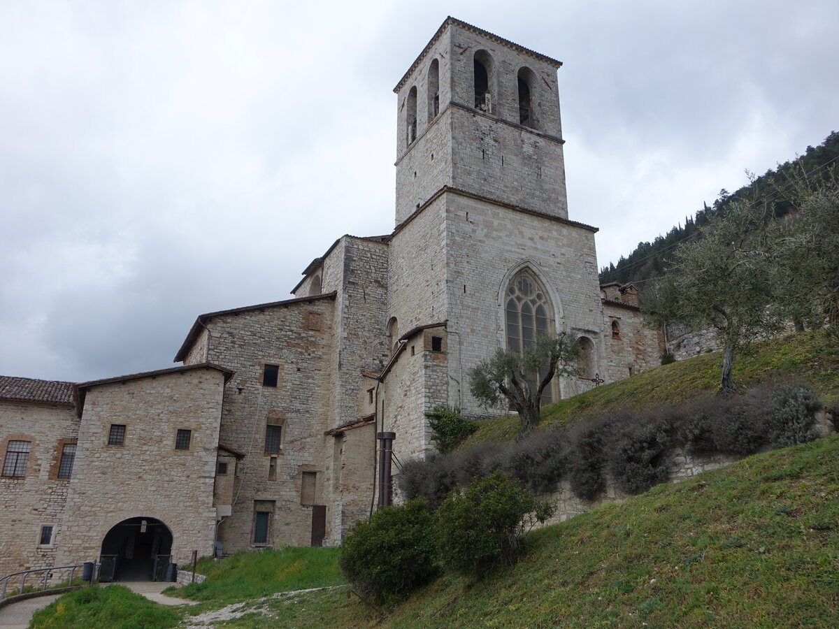 Gubbio, Kathedrale St. Mariano, erbaut im 13. Jahrhundert, gotische Fassade (01.04.2022)