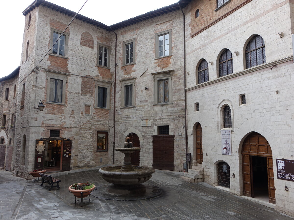 Gubbio, Palazzo del Bargello, eleganter gotischer Bau aus dem 14. Jahrhundert (01.04.2022)