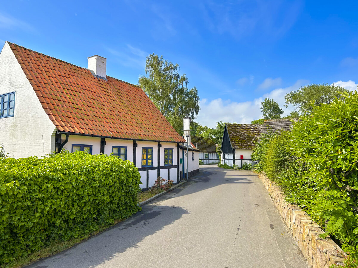 Gudhjem auf der Insel Bornholm - Gasse im Ortsteil Melsted. Aufnahme: 15. Juni 2023.