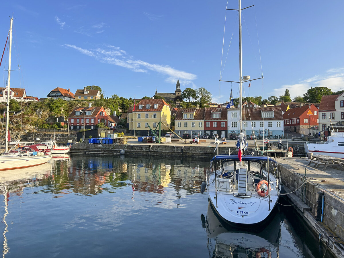 Gudhjem ist eine Kleinstadt an der Nordkste der dnischen Ostseeinsel Bornholm. Am 1. Januar 2022 lebten dort 736 Menschen. Der Ortsname bedeutet wrtlich Gtterheim. Aufnahme: 14. Juni 2023.