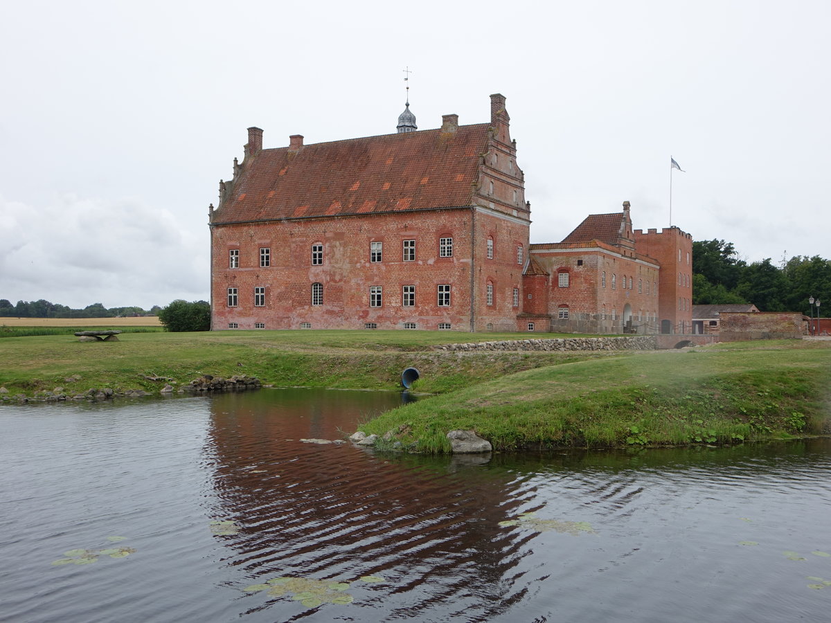 Gudme, Schloss Broholm, Backsteingebude von 1642 (22.07.2019)