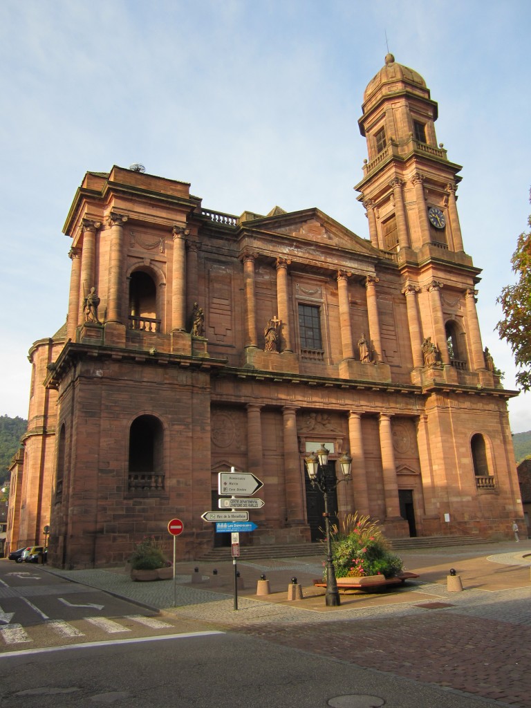 Guebwiller, Kirche Notre Dame, erbaut von 1760 bis 1785 durch Architekt Louis Beuque, Baumeister Gabriel Ignaz Ritter (05.10.2014)