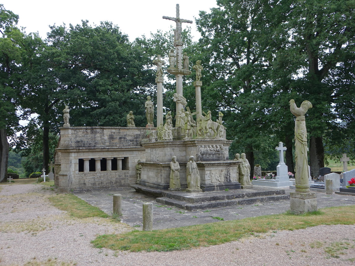 Guehenno, der kleine Ort besitzt den einzigen groen Kalvarienberg der Region Morbihan, erbaut 1550, doppeltes mit Flachreliefs geschmckten Gesims, vier Prophetenstatuen, der Sockel zeigt Passionsszenen (11.07.2017)