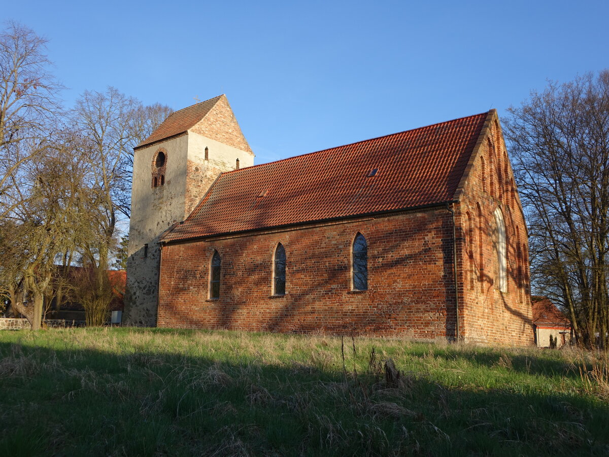 G�ldendorf, evangelische Kirche, fr�hgotischer Backsteinbau, erbaut im 13. Jahrhundert, Kirchturm aus Feldsteinen aus dem 15. Jahrhundert  (05.04.2026)