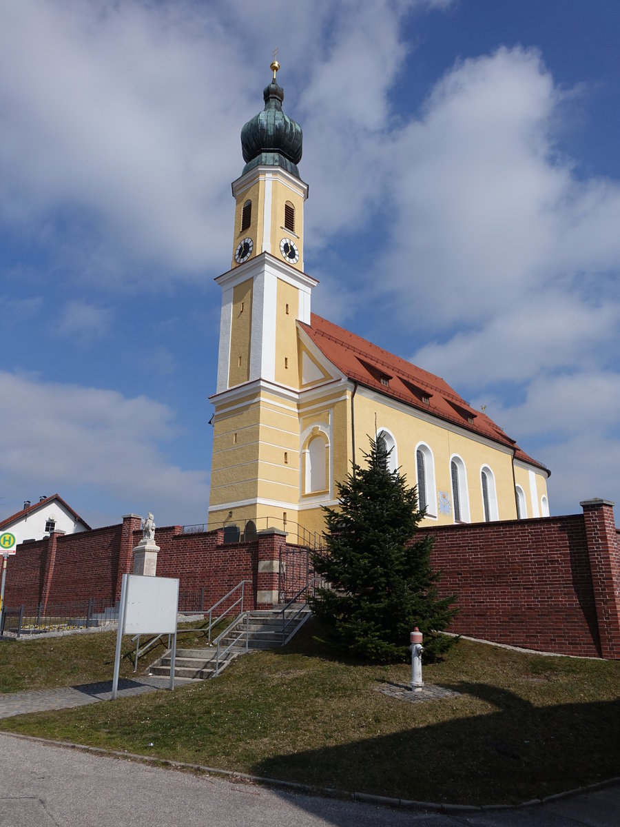 Gndlkofen, Pfarrkirche St. Peter und Paul, Saalkirche mit eingezogenem Chor und Westturm, erbaut von 1746 bis 1756 durch Johann Georg Hirschsttter (20.03.2016) 