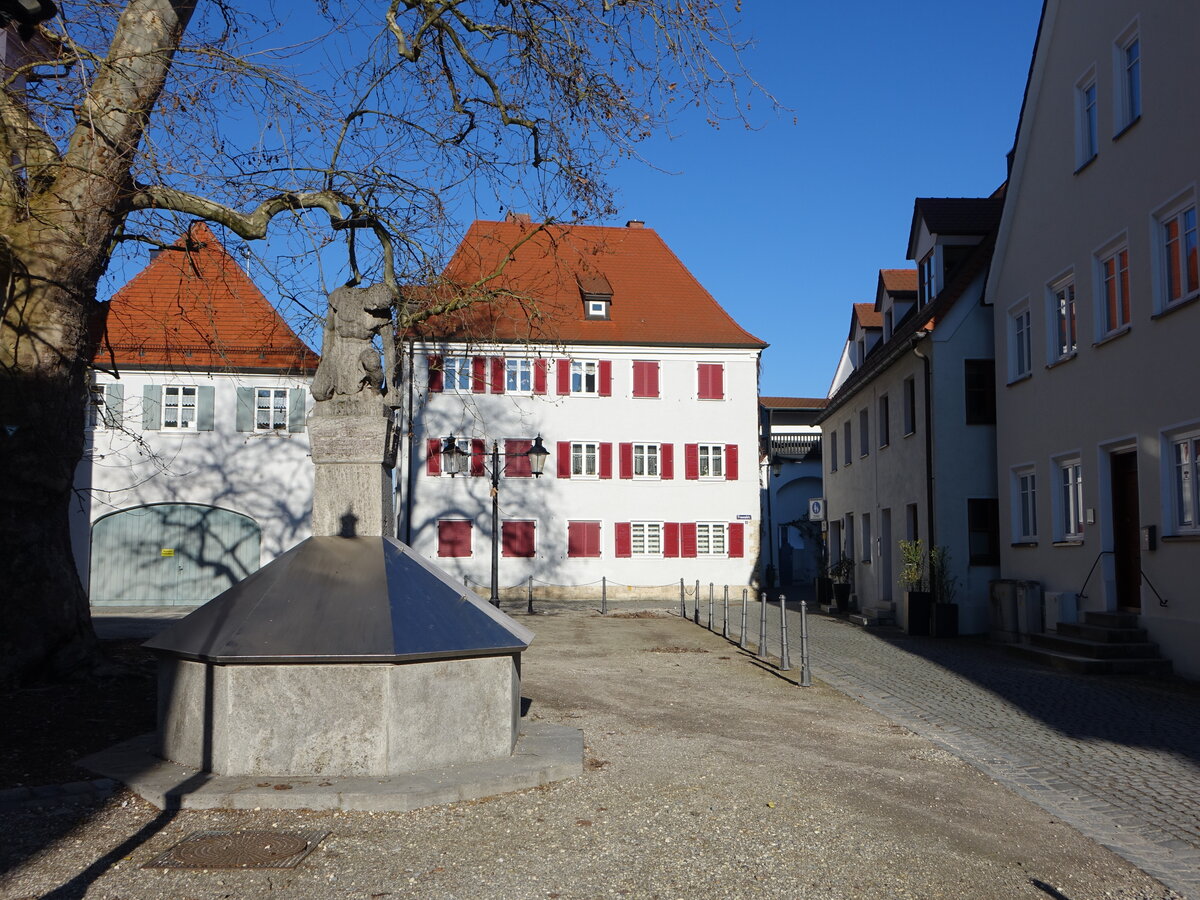 Gnzburg, Gefallenendenkmal und Huser am Frauenplatz (28.02.2021)