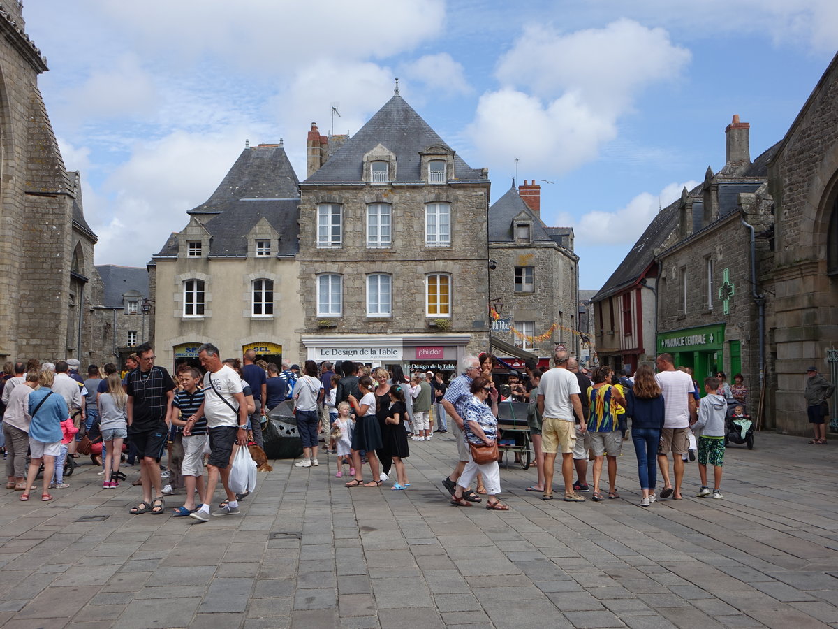 Guerande, historische Gebude am Place Jean XXIII (11.07.2017)