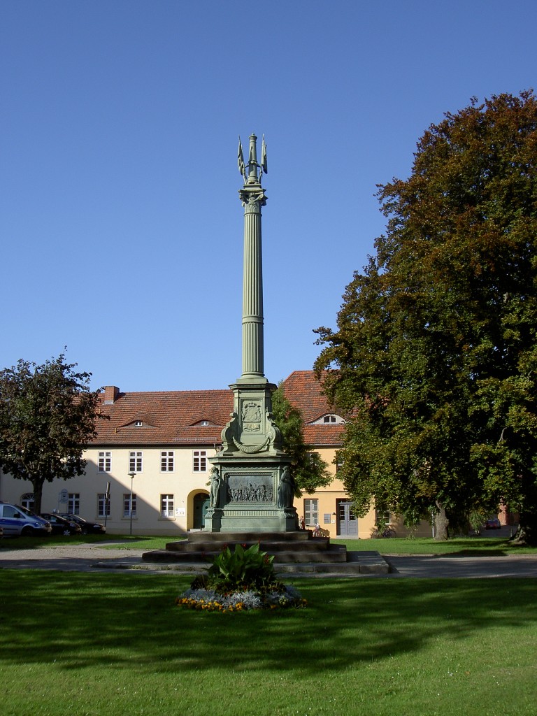 Güstrow, Gedenksäule an die Befreiungskriege von 1813 am Franz Parr Platz (17.09.2012)