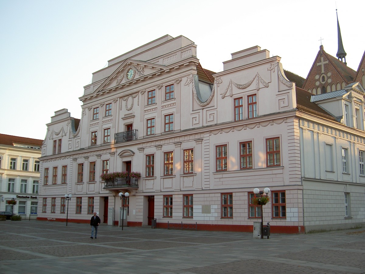 Güstrow, Rathaus am Marktplatz, erbaut um 1800 (16.09.2012)