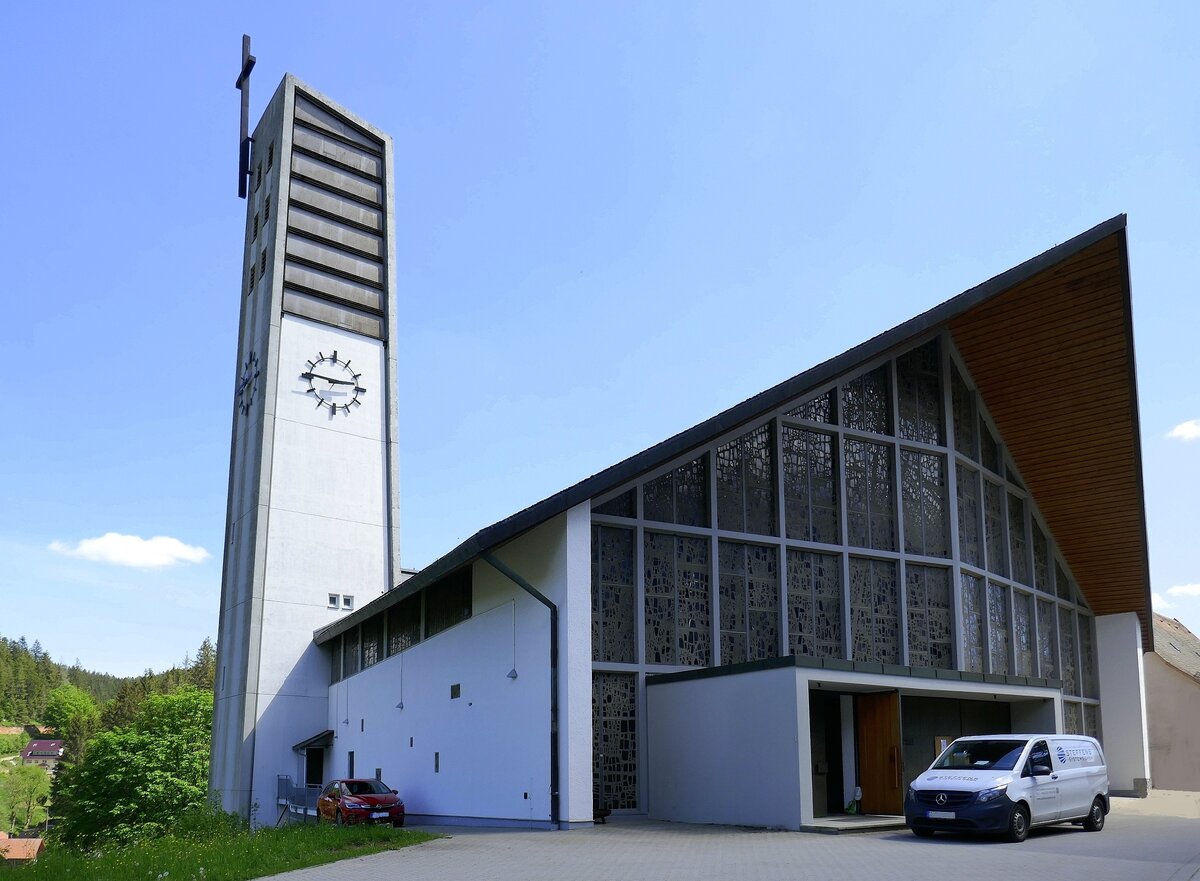 Gtenbach im mittleren Schwarzwald, die katholische Kirche St.Katharina, erbaut 1963-65, steht seit 2018 unter Denkmalschutz, Mai 2022 
