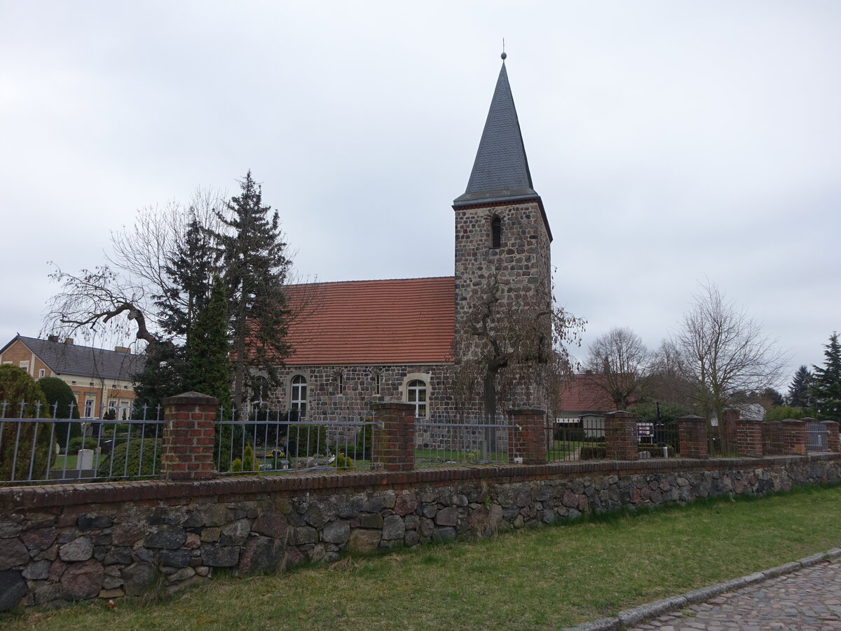 G�terfelde, evangelische Kirche, Feldsteinkirche aus dem 13. Jahrhundert (07.04.2026)