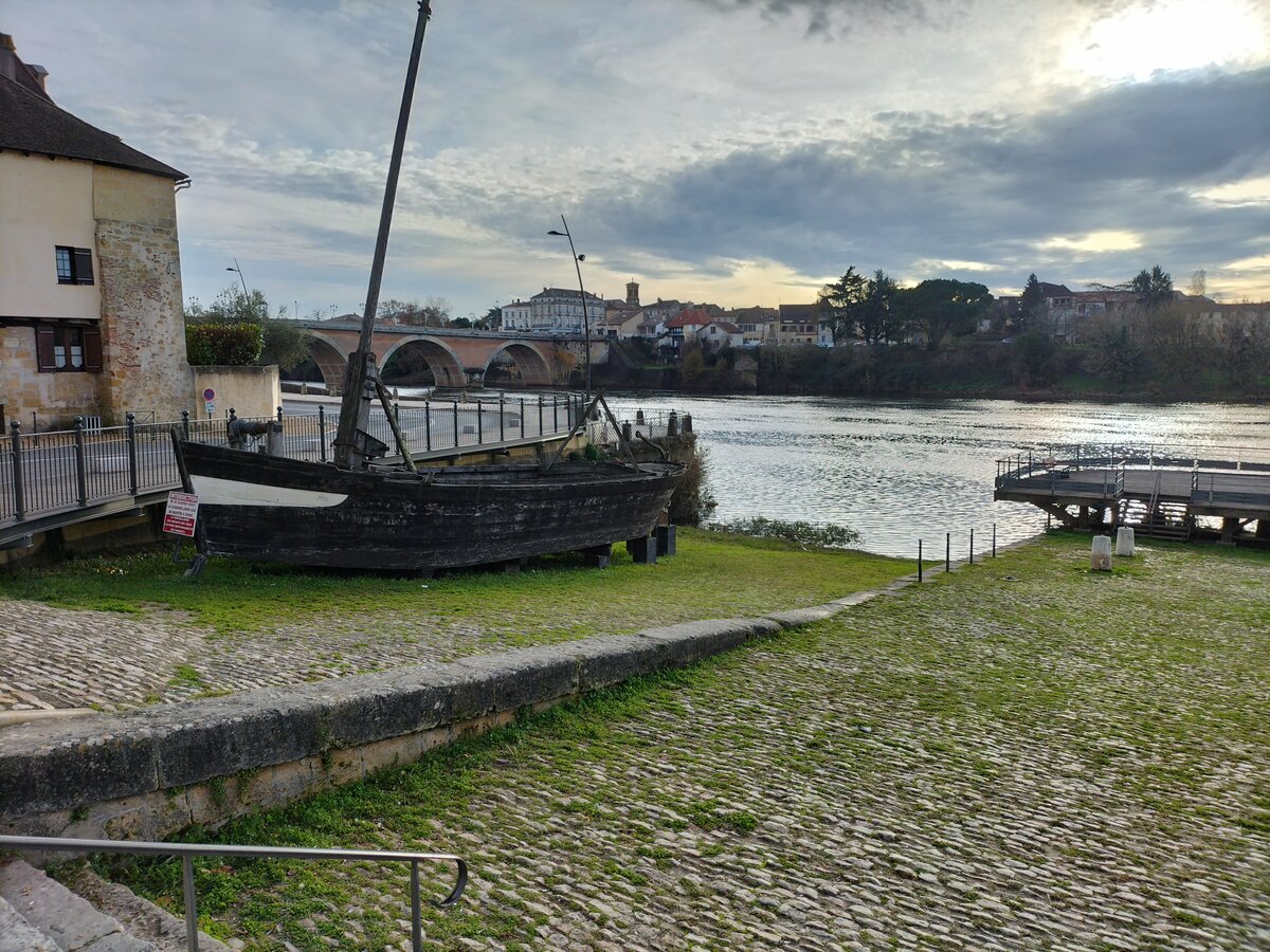 Gterschiff  Gabarre  aus dem 18. Jahrhundert, am Ufer des Flusses Dordogne in Bergerac. Aufnahme vom 19.12.2022.