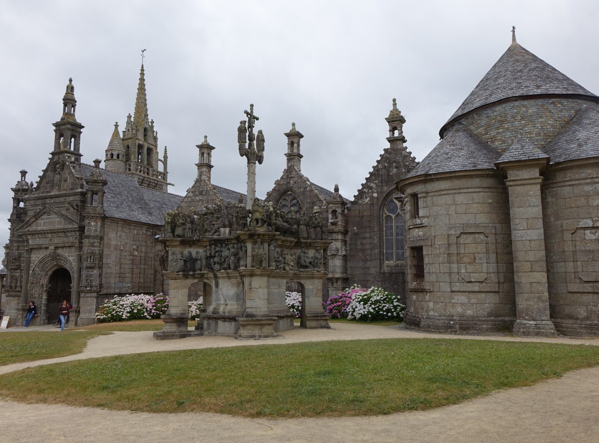 Guimiliau, Pfarrbezirk mit Kalvarienberg und St. Miliau Kirche, der Kalvarienberg entstand von 1581 bis 1588 und gilt mit seinen 200 Figuren als der zweitgrte in der Bretagne (14.07.2015)