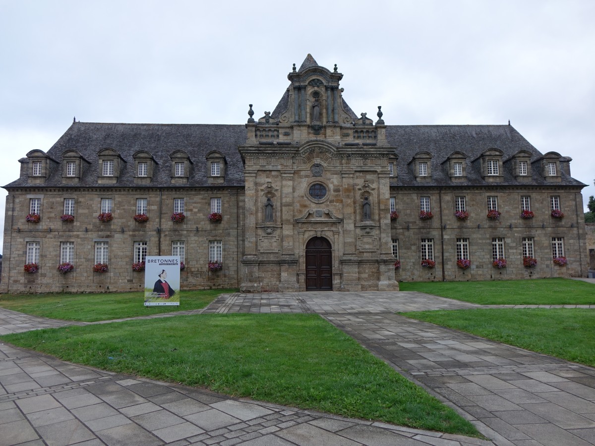 Guingamp, Rathaus Hotel de Ville, frher ein Augustinerkloster, erbaut im 17. Jahrhundert (14.07.2015)