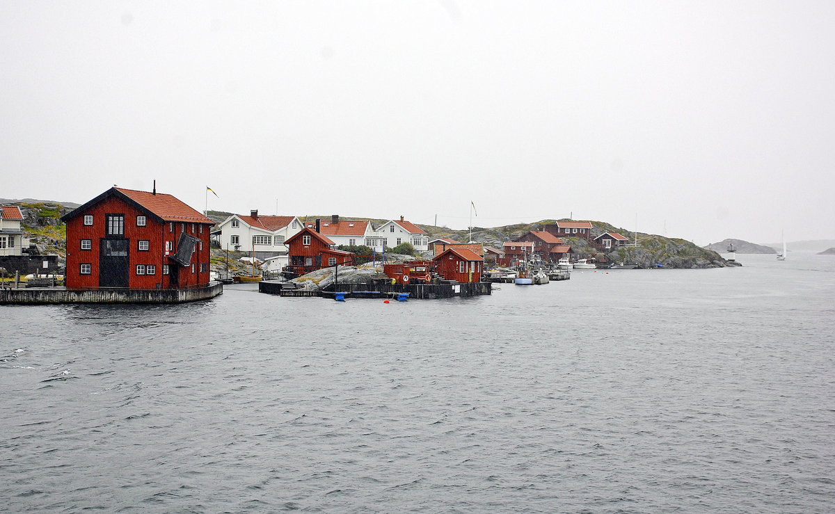 Gullholmen von der Fhre Tuvesvik-Kringn aus gesehen. Gullholmen ist ein typisches Fischerdorf an der Bohuslner Schrenkste nrdlich von Gteborg. Aufnahme: 3. August 2017.