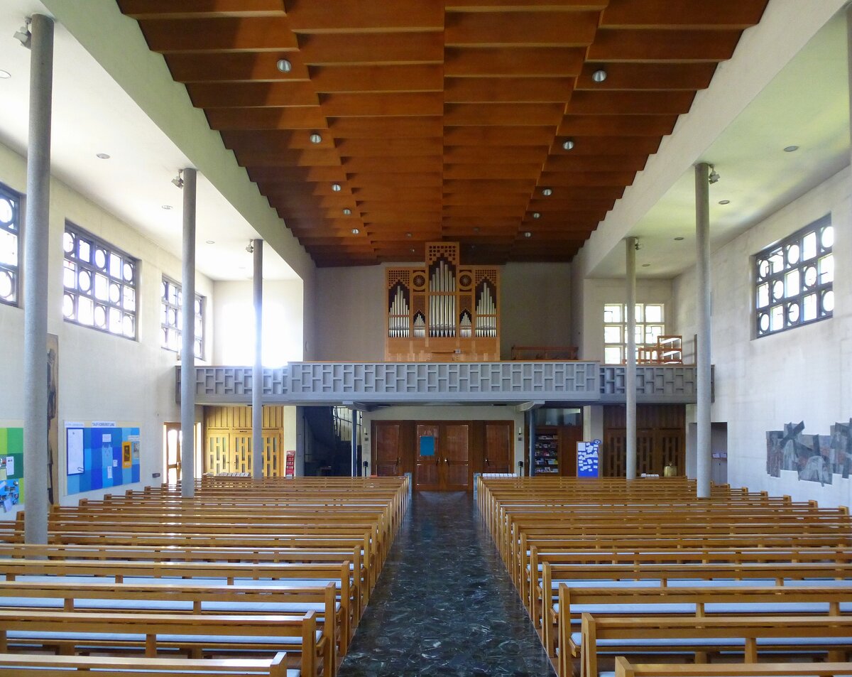 Gundelfingen, Blick zur Orgelempore in der St.Bruder-Klaus-Kirche, Juli 2018