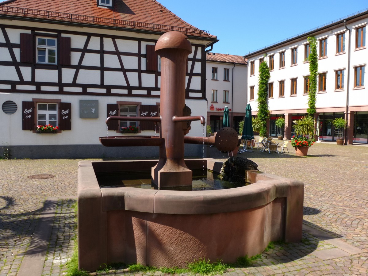 Gundelfingen, der Brunnen an der Alten Bundesstrae, Juni 2013