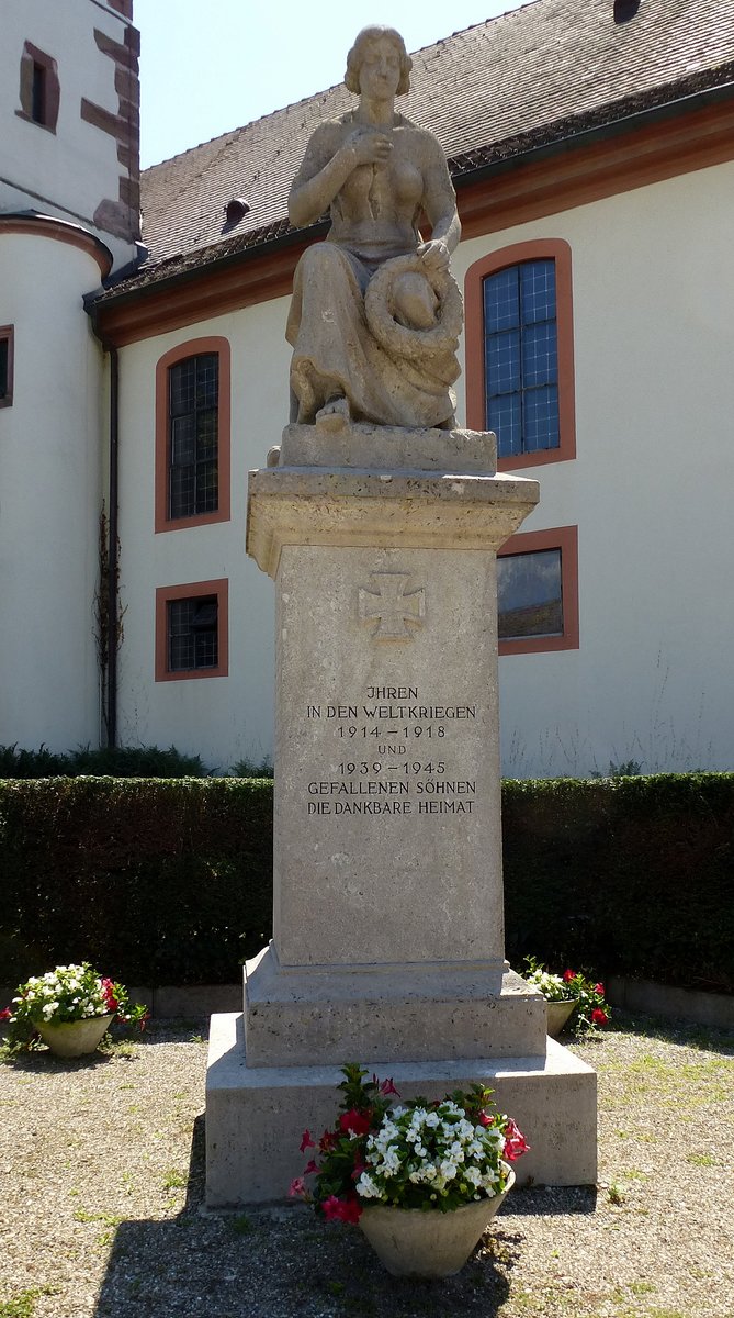 Gundelfingen, Denkmal fr die Kriegsopfer der beiden Weltkriege, vor der evangelischen Kirche, Juli 2018