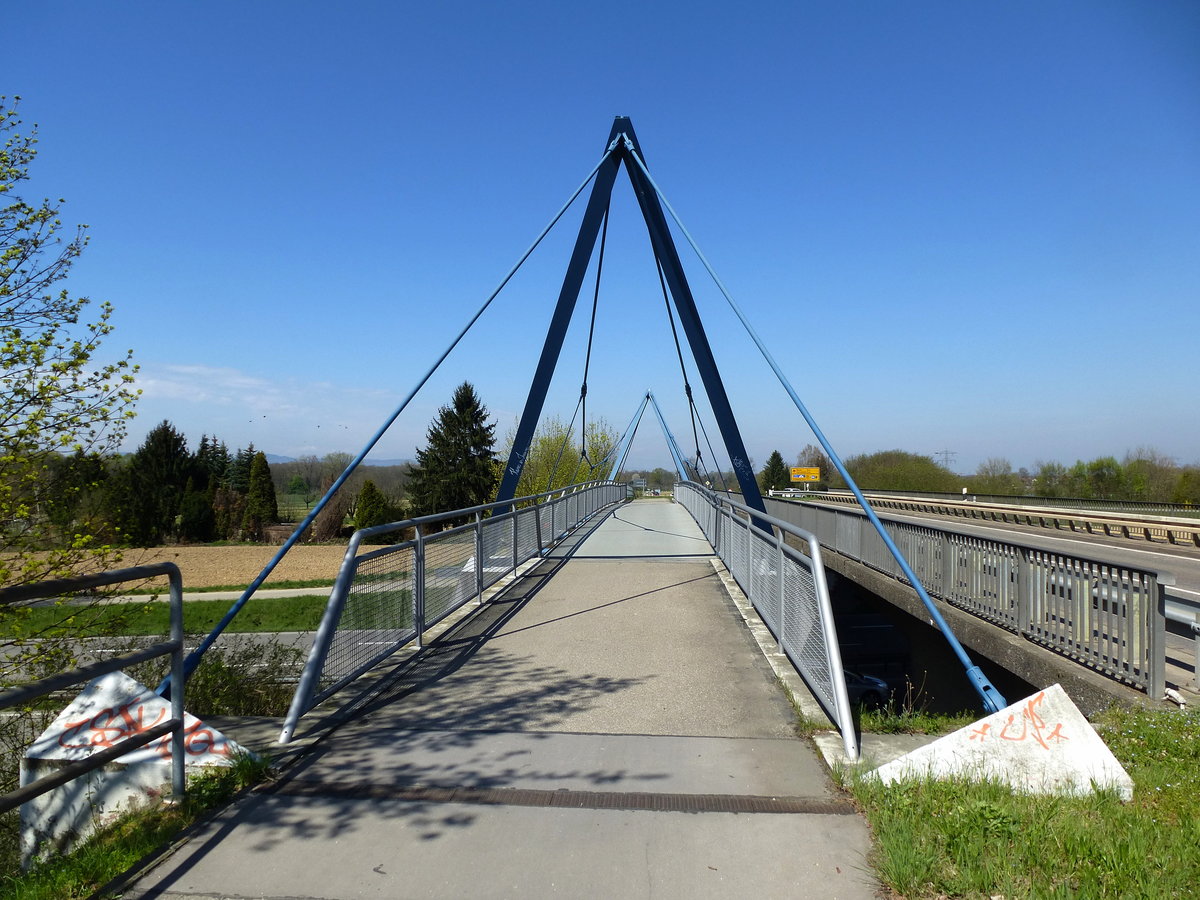 Gundelfingen, die Hngebrcke fr Fugnger und Radfahrer ber die B3, April 2016