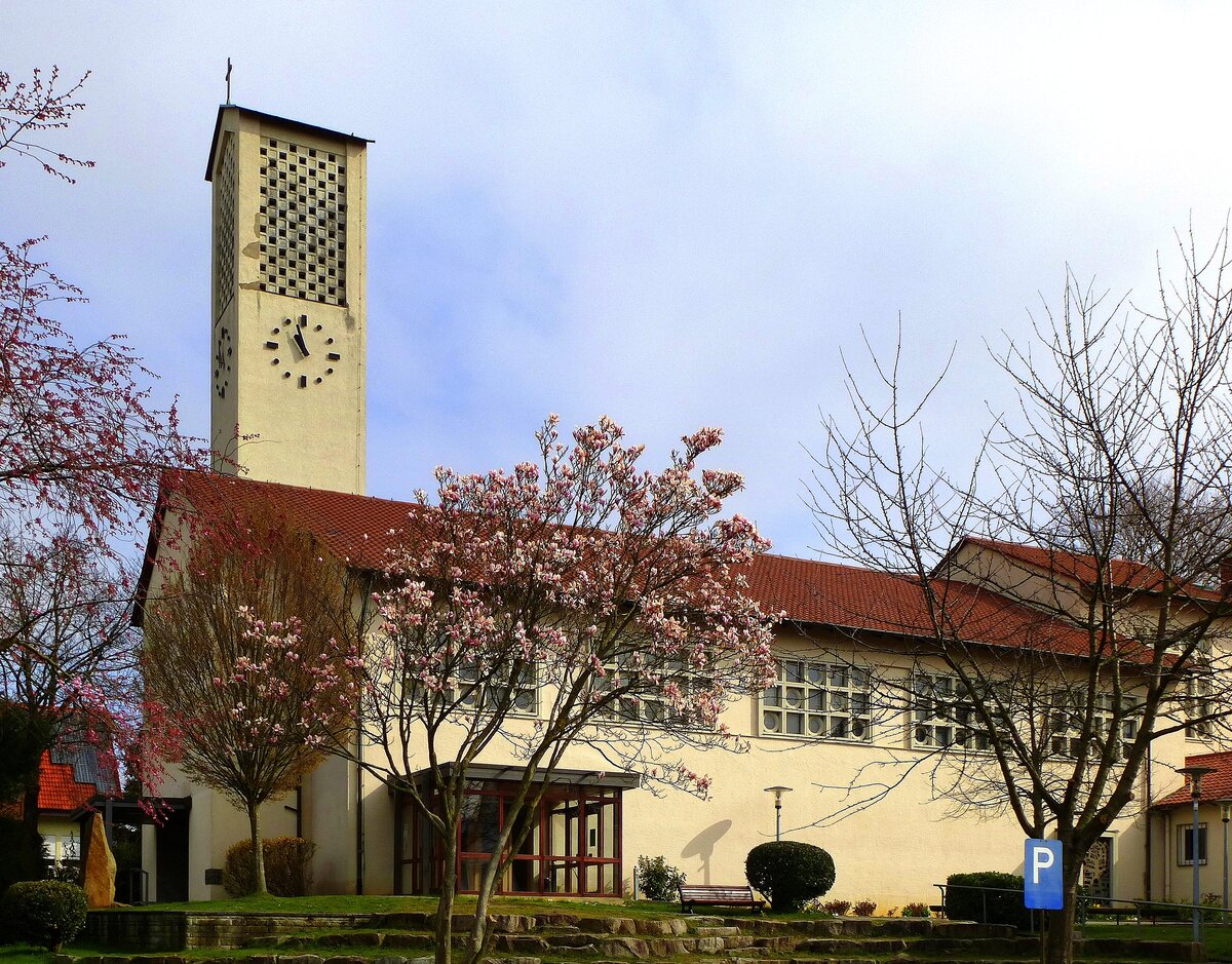 Gundelfingen, die katholische St.Bruder-Klaus-Kirche, erbaut 1961-63, Mrz 2016