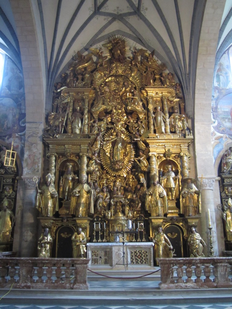 Gurk, Dom Maria Himmelfahrt, Hochaltar von 1626-1632, Erbauer Michael Hnels, Hhe von 14.5 Meter, 72 berlebensgroe Schnitzfiguren (30.09.2013)