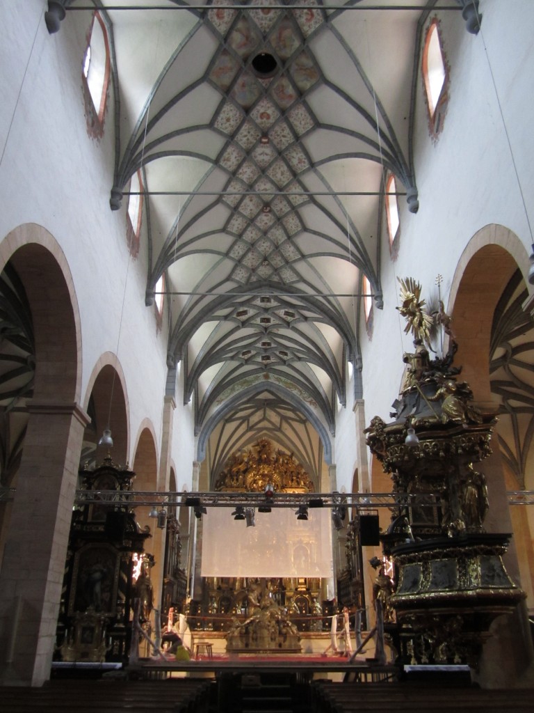 Gurk, Netzrippengewlbe von 1591 im Dom Maria Himmelfahrt, Kanzel von G. R. Donner (30.09.2013)