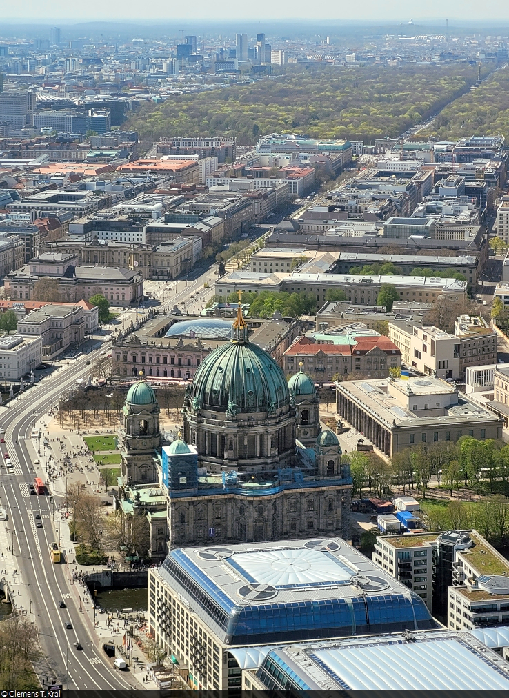 Gut im Blick von der Aussichtsplattform des Fernsehturms liegt auch der Berliner Dom. Mit geschrften Augen lassen sich in der oberen rechten Bildecke ebenso das Brandenburger Tor sowie die Siegessule erkennen.

🕓 22.4.2023 | 13:29 Uhr