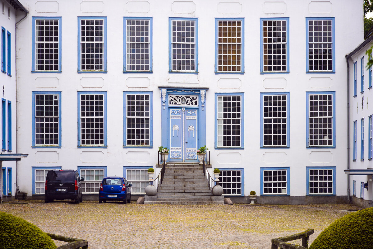 Gut Gelting, hufig auch als Schloss Gelting bezeichnet, ist ein altes Gut in Nordangeln (Kreis Schleswig-Flensburg). Das von einem Wassergraben umgebene Gut Gelting ist mit 800 Jahren eines der ltesten Gter in Angeln und Namensgeber der Gemeinde. Aufnahme: 7. Juni 2021.