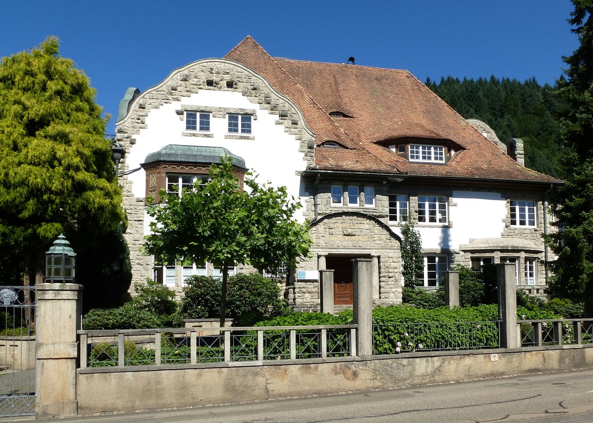 Gutach im Elztal, der Ostmaerkerhof, eine ehemalige Fabrikantenvilla, 1904 erbaut, heute Domizil einer Klinik, Juli 2017