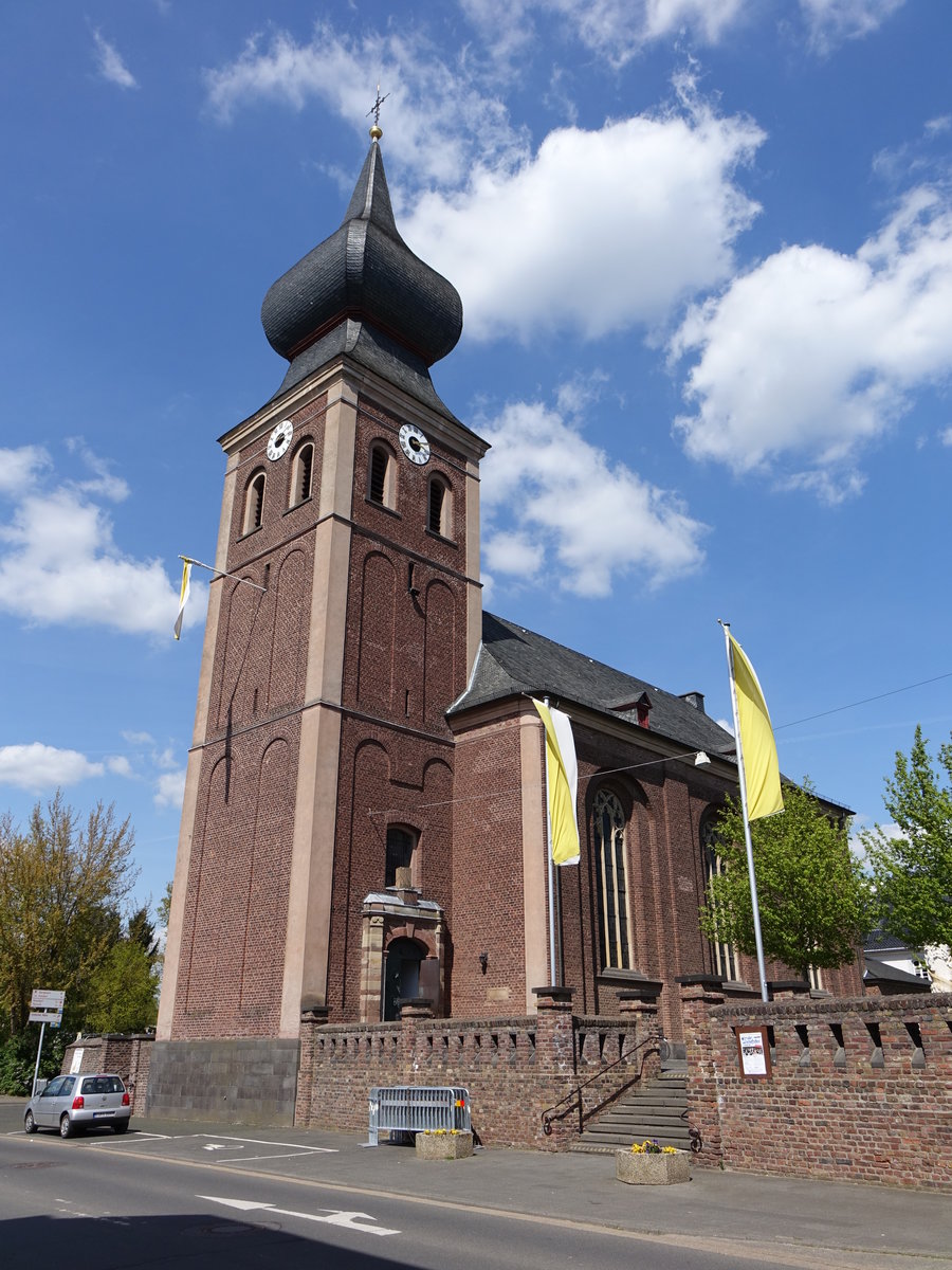 Gymnich, Pfarrkirche St. Kunibert, die Backsteinkirche wurde in den Jahren 1759–1763 kurklnischen Hofbaumeister Ignatius Kees im Barockstil erbaut (04.05.2016)