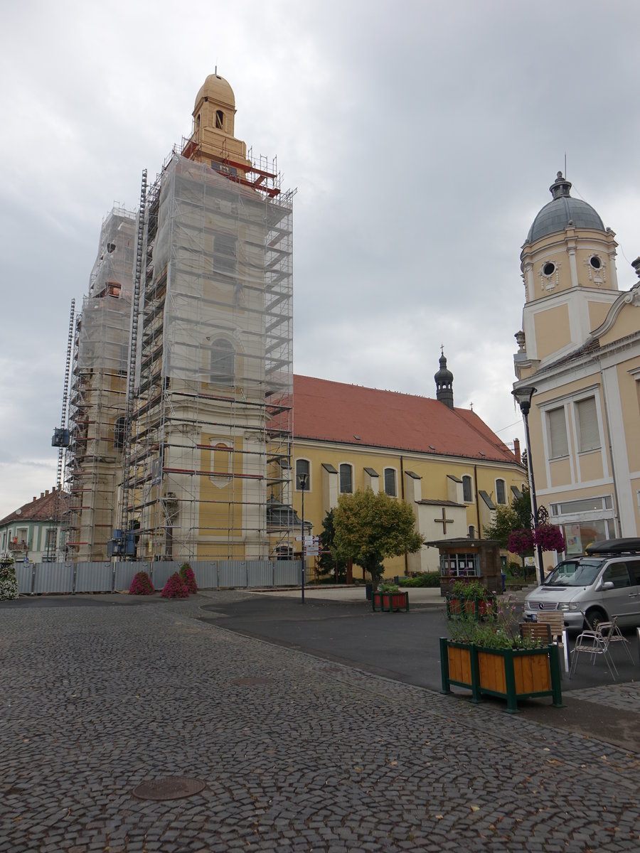 Gyngys, barocke St. Bartholomus Kirche, erbaut im 18. Jahrhundert am F Ter (04.09.2018)