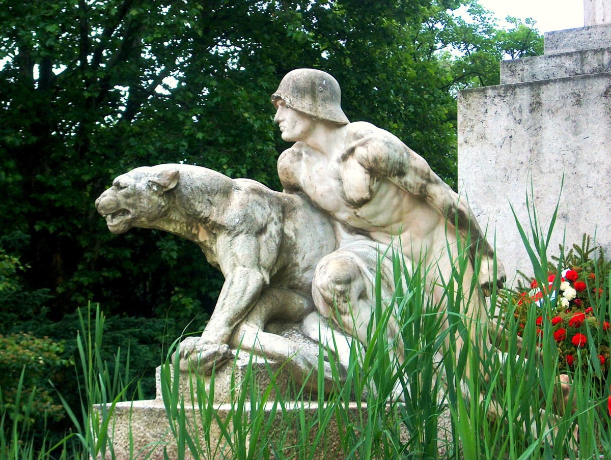 Gyr, Kriegerdenkmal des Bildhauers Jnos Horvay, auf der Rad-Insel - 04.06.2006