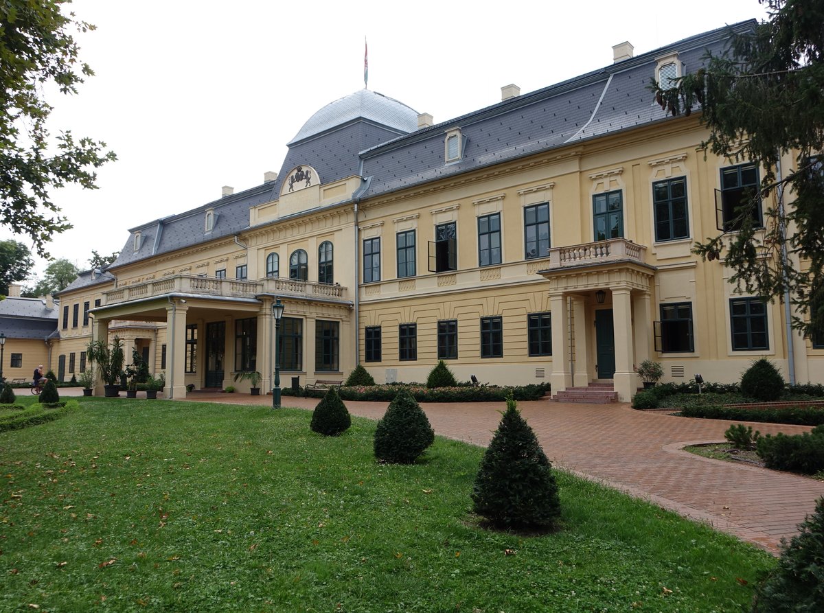 Gyula / Deutsch-Jula, spätbarockes Almasy Schloss, erbaut bis 1743, heute Kinderheim (26.08.2019) 