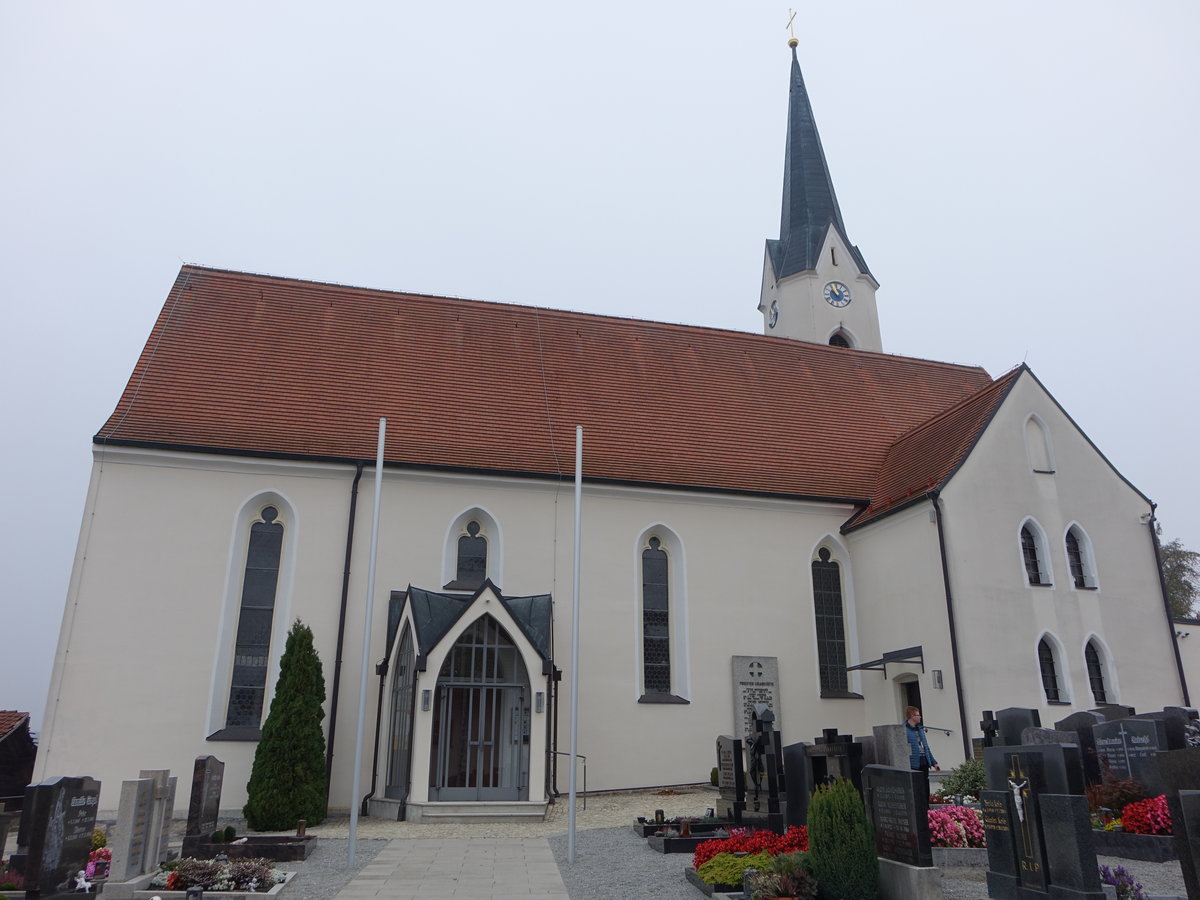 Haarbach, kath. Pfarrkirche St. Martin, erbaut im 15. Jahrhundert, sptgotisch, 1873 verlngert (20.10.2018)