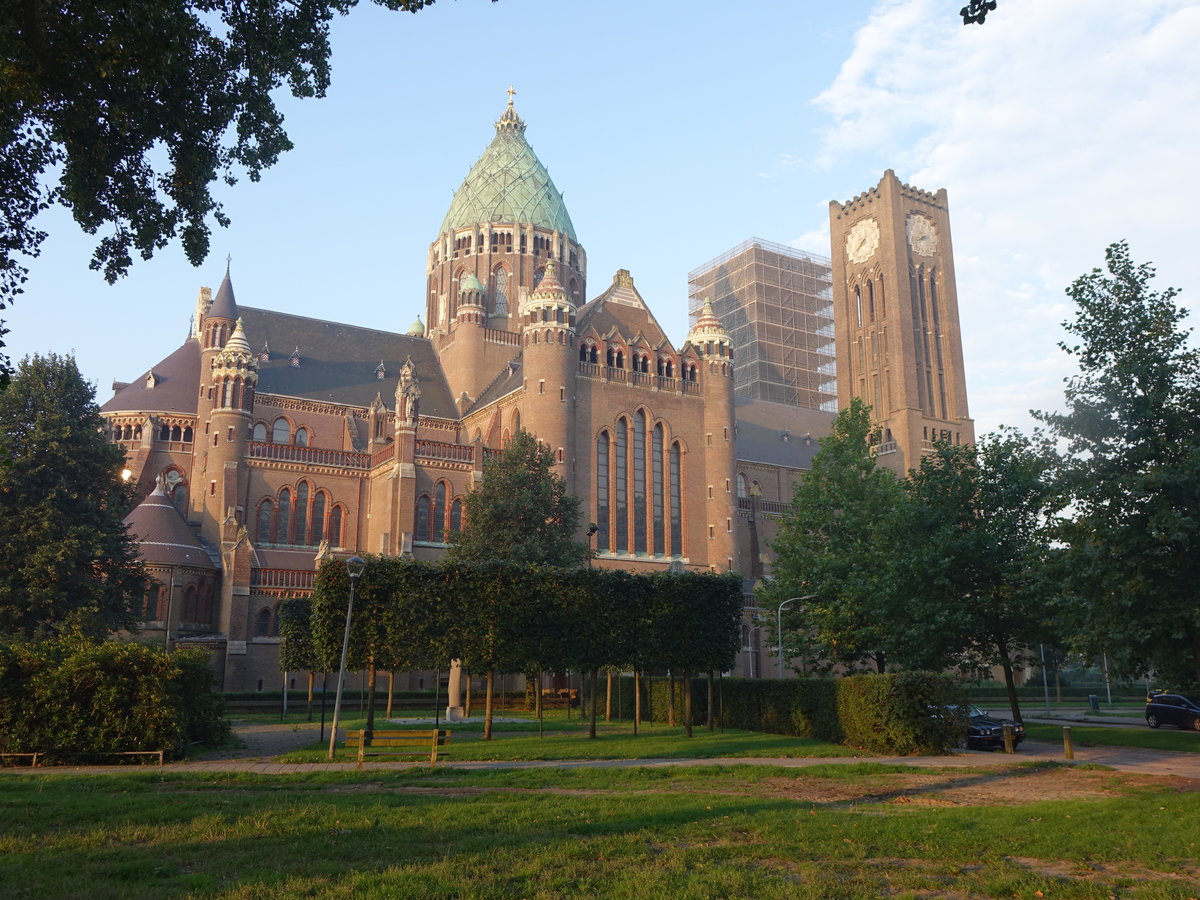 Haarlem, kath. St. Bavo Kathedrale, erbaut von 1895 bis 1930 durch J. Cuypers (26.08.2016)